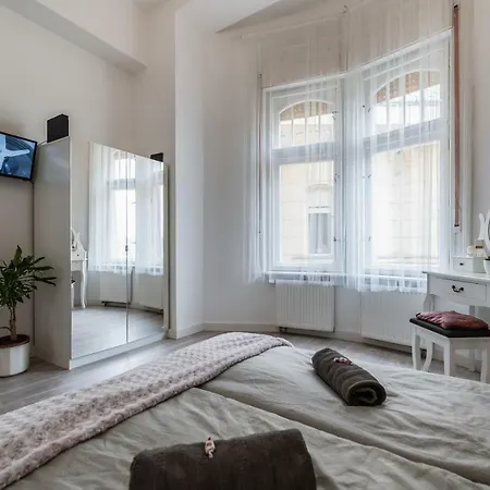 Palace Apartment *