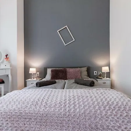 Palace Apartment *