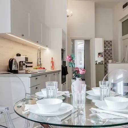 Palace Apartment *